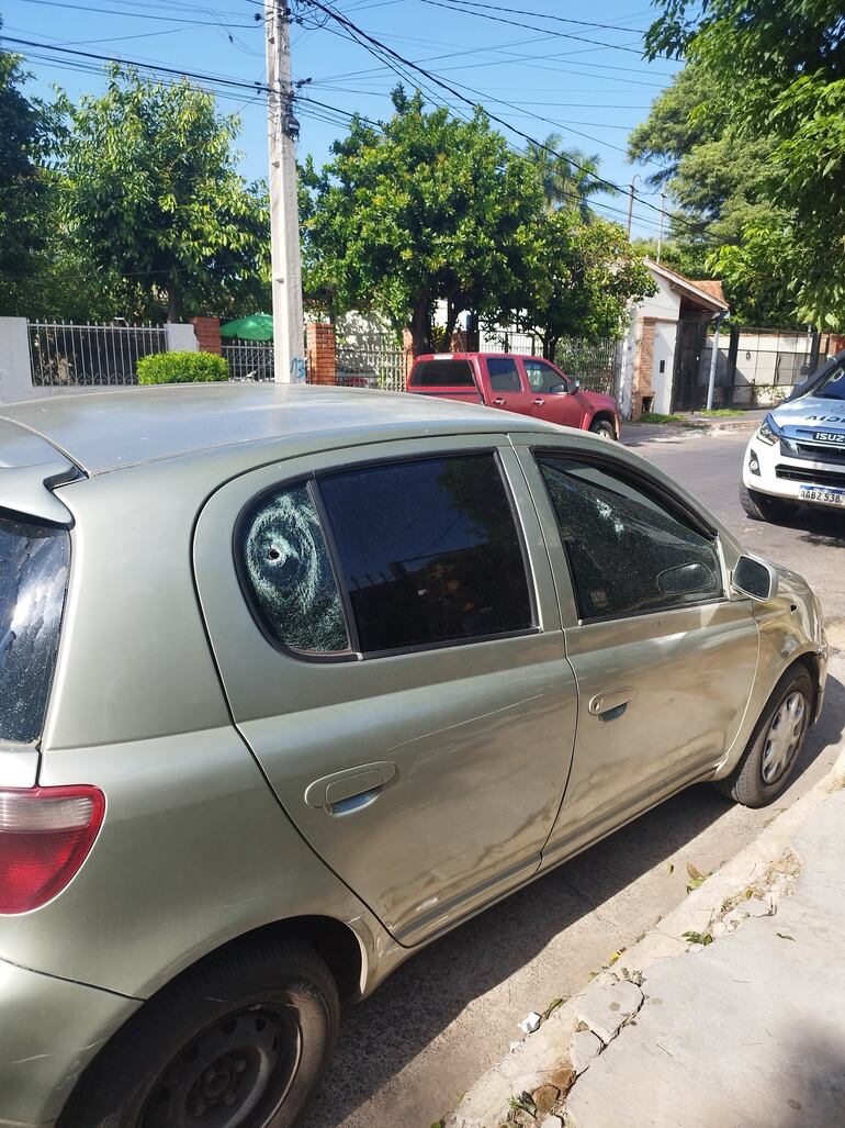 Balazos fueron en la ventanilla del costado, lado del acompañante, y otros en la parte trasera. (gentileza).