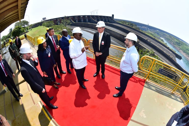 El presidente de la República de Guinea-Bissau, Umaro Sissoco Embaló, en el mirador de Itaipú.