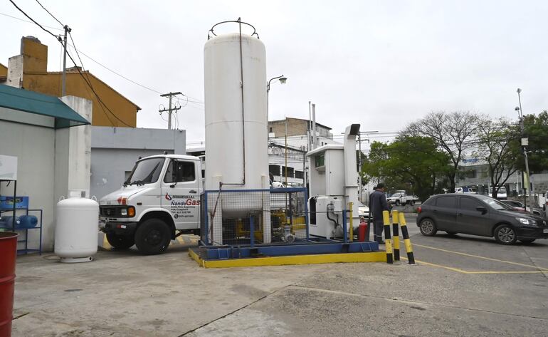 Camión de Petroservice SRL con el sello “Ñande Gas” de Petropar, que repartía garrafas.