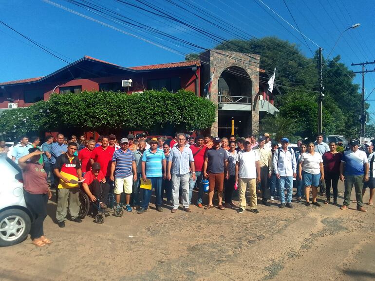 Centenares de personas  que denunciaron ser  víctimas de una presunta organización de estafadores se manifestaron  frente a la Fiscalía de San Estanislao para pedir intervención a las autoridades