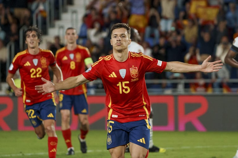 El centrocampista de la selección española Bryan Zaragoza celebra su gol, tercero de España, durante el encuentro de la sexta jornada de la Liga de Naciones de la UEFA que los combinados nacionales de España y Suiza disputan este lunes en el estadio Heliodoro Rodríguez López de Santa Cruz de Tenerife.