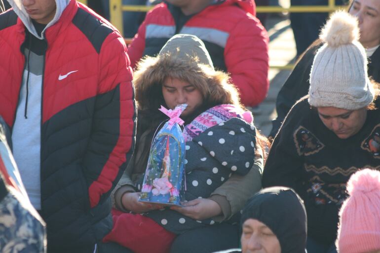 Esta feligrés asistió a la misa con una imagen de la Virgen para su devoción personal o familiar. 