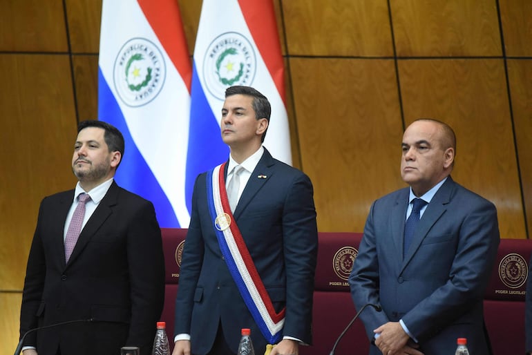 El presidente de la Cámara de Diputados, Raúl Latorre; el presidente de la República, Santiago Peña; y el presidente del Congreso, Basilio "Bachi" Núñez.