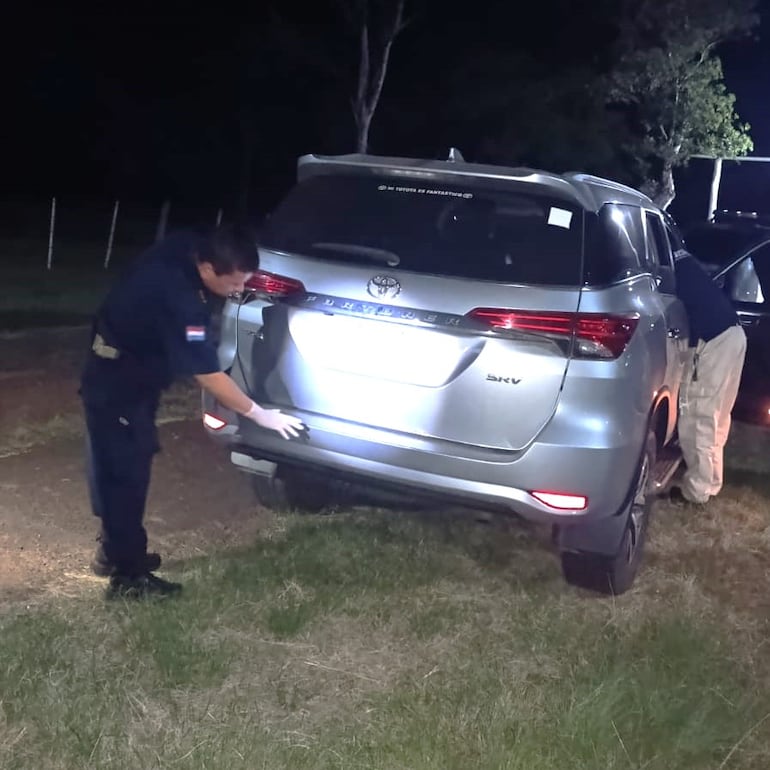 Efectivos policiales pusieron barrera en Carapeguá y  lograron recuperar la camioneta.