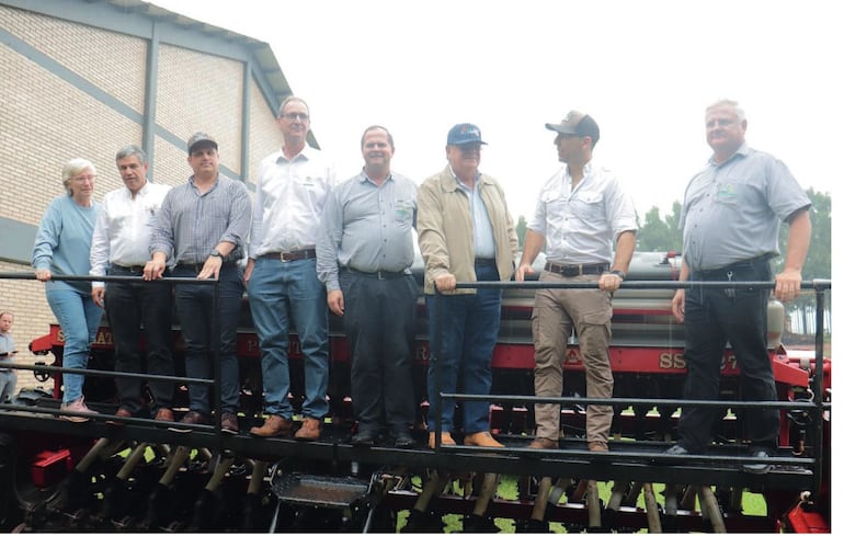 Autoridades de las cooperativas de la producción, sobre la sembradora, en el marco del lanzamiento de la campaña triguera 2024, en la cooperativa Sommerfeld, en el departamento de Caaguazú.