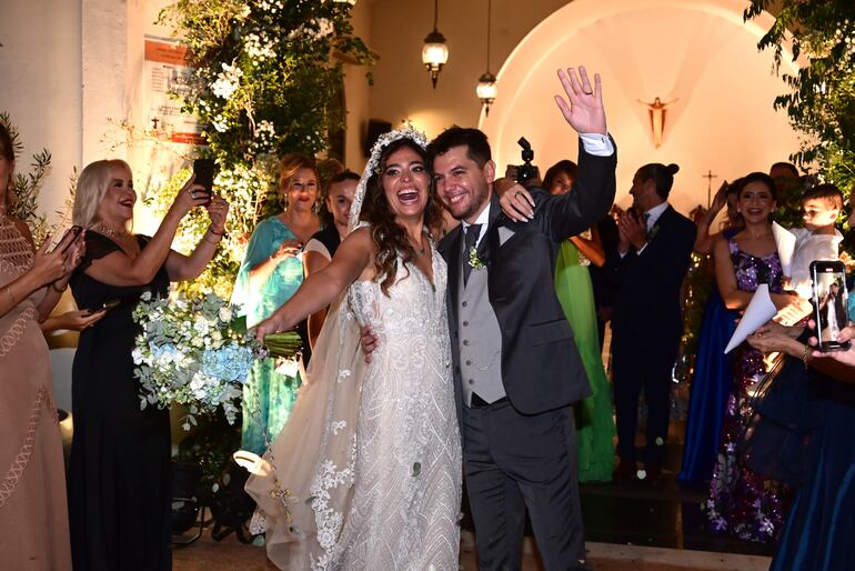 Felices los recién casados a la salida de capilla San Pío Surubi´i.