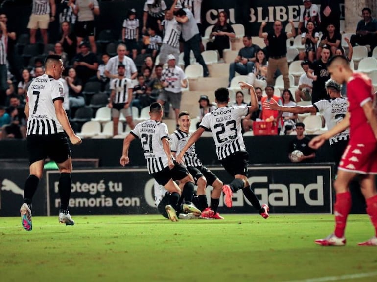 Enso González (c), jugador de Libertad, celebra un gol en el partido contra Nacional por el torneo Apertura 2023 del fútbol paraguayo en el estadio La Huerta, en Asunción.