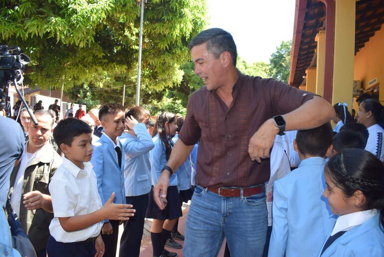 El presidente Santiago Peña participó en el lanzamiento del programa Hambre Cero, en Yaguarón.