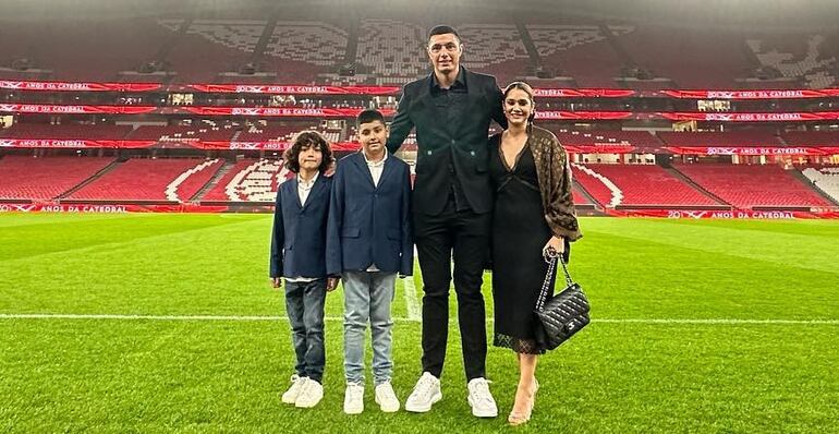 "Tacuara" Cardozo con su esposa Laura Soledad y dos de sus cuatro hijos en el campo de juego del Estadio da Luz.