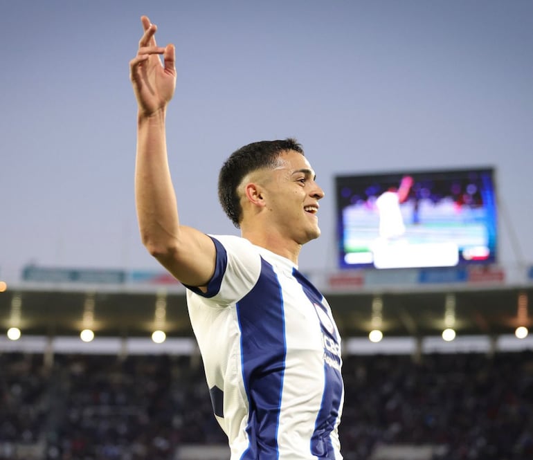 El paraguayo Ramón Sosa, jugador de Talleres, celebra un gol en el partido frente a Atlético Tucumán por la segunda fecha de la Liga Profesional de Argentina en el estadio Mario Alberto Kempes, en Córdoba.