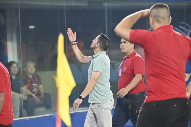 Manolo Jiménez, entrenador de Cerro Porteño, lanza un beso a los hinchas en la zona de Preferencia después del partido ante Sportivo Trinidense por la décima fecha del torneo Clausura 2024 del fútbol paraguayo en el estadio La Nueva Olla, en Asunción, Paraguay.