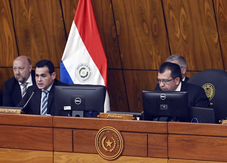 El canciller Rubén Ramírez Lezcano y el presidente de la Comisión Bicameral de Presupuesto del Congreso, senador Derlis Osorio, durante la audiencia llevada a cabo ayer para el estudio del presupuesto 2024.