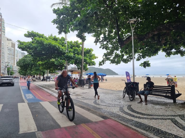 Bicisenda junto a la playa en el Balneario Camboriú.