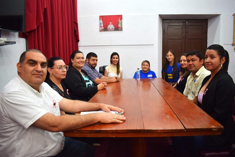 Los secretarios de las diferentes reparticiones de la Gobernación de Paraguarí, trabajaron con las niñas que asumieron de manera simbólica el cargo de gobernadora y presidenta de la Junta Departamental, respectivamente.