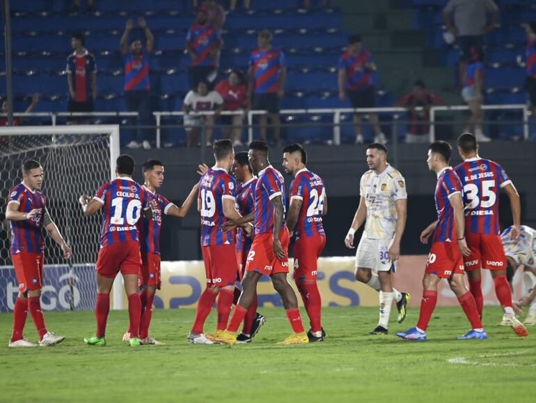 Los jugadores de Cerro Porteño festejan el triunfo en un partido ante Sportivo Luqueño por la décima jornada del torneo Apertura 2024 del fútbol paraguayo en el estadio Defensores del Chaco, en Asunción.