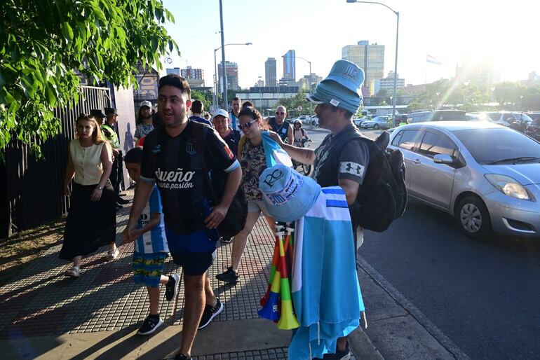 Hinchas de Racing y Cruzeiro en la costanera de Asunción, copa Sudamericana.