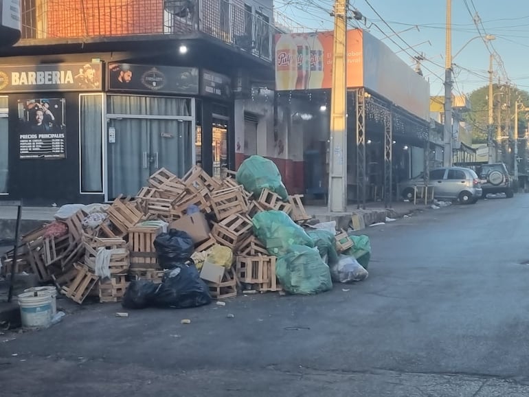 La Navidad dejo mucha basura en el mercado de Luque y las calles aledañas.