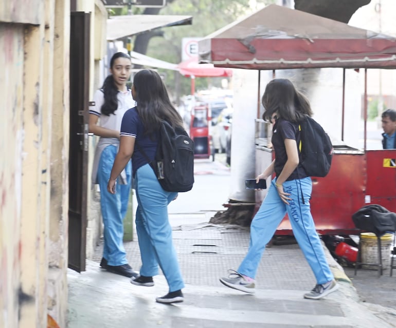 Estudiantes ingresan al colegio Presidente Franco, ubicado en el microcentro de Asunción.