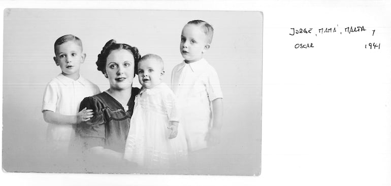 Fotografía cedida por la editorial Plaza & Janes de una de las fotografías del libro del papa Francisco, 'Esperanza', que ha sido definido como su primera autobiografía, en el que cuenta como sus abuelos y su padre se salvaron del naufragio del transatlántico "Princesa Mafalda", así como otras historias de su infancia y episodios trágicos de su adolescencia, como la muerte de dos jóvenes conocidos, y que han marcado su vida y su pontificado.