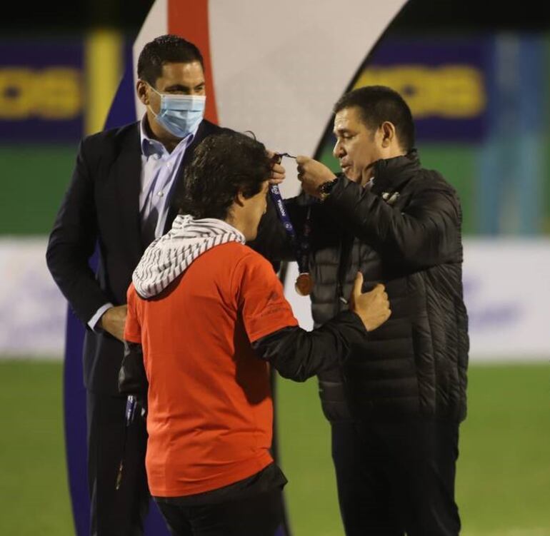 Robert Harrison, Daniel Garnero y Horacio Cartes, durante la premiación de Libertad en el Torneo Apertura 2022.