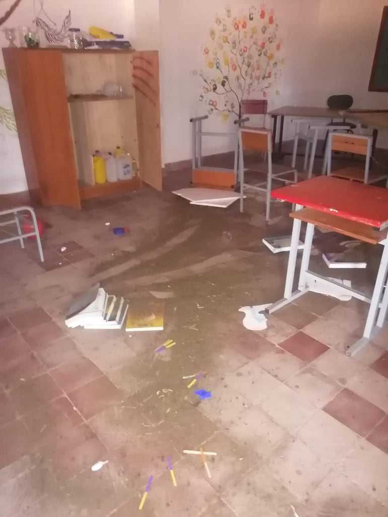 Otra de las aulas de la institución educativa de San Miguel, con destrozos.