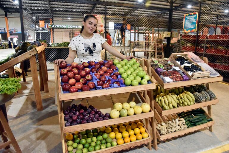 Abasto Este ofrece una  variedad de productos frescos a precios accesibles, lo que beneficia a los consumidores de la zona.