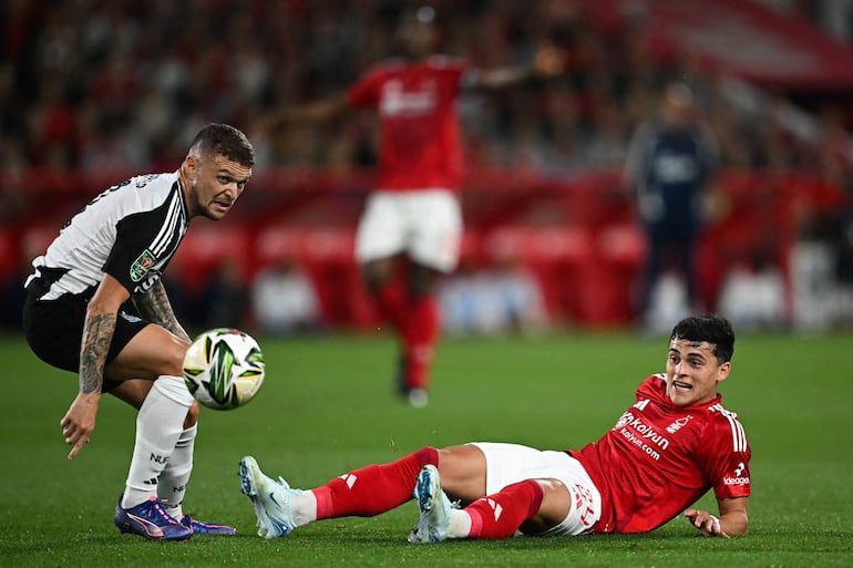 El paraguayo Ramón Sosa (d), jugador del Nottingham Forest, en el partido frente al Newcastle por la segunda ronda de la Copa de la Liga de Inglaterra.