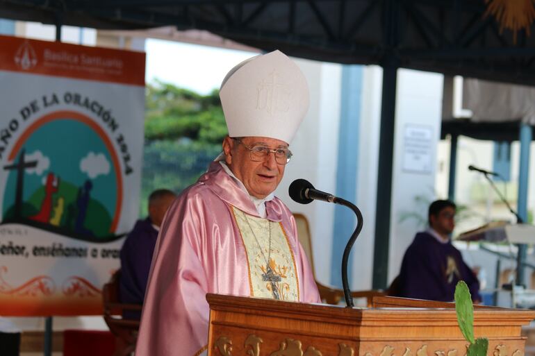 El obispo de la diócesis de Caacupé, monseñor Ricardo Valenzuela presidió la misa en el santuario Nuestra Señora de los Milagros de Caacupé.