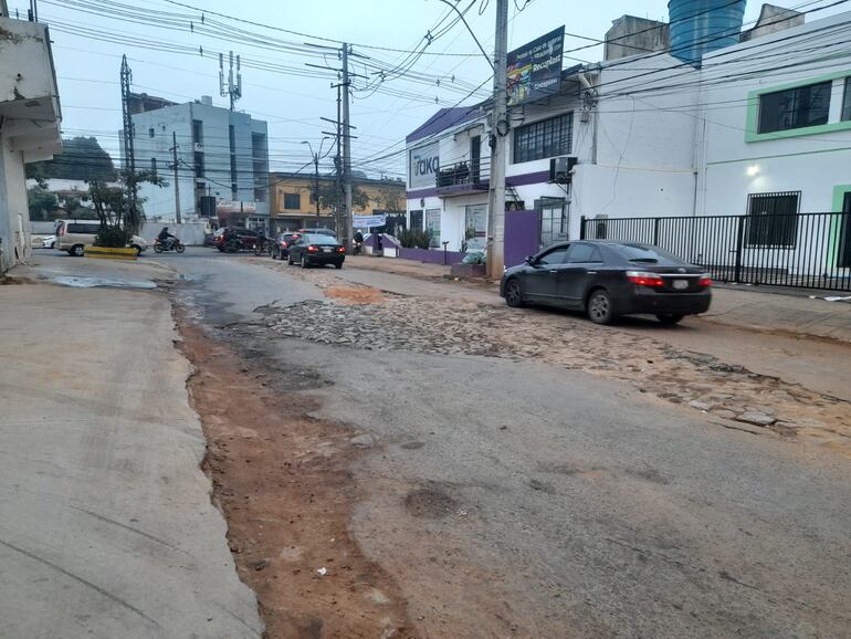 Obras abandonadas en la calle Casilda Insaurralde, que conecta las avenidas Laguna Grande y Mariscal López