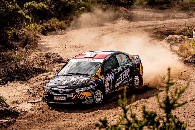 Leonardo Balbuena y Adriano Sanguinetti, serán nuevamente protagonistas con el Honda Civic en la nutrida Codasur4.