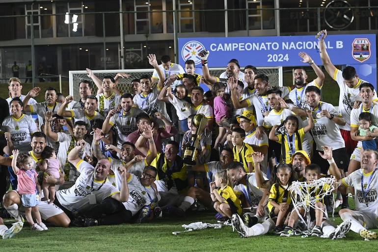 Gran celebración del campeón, Guaraní de Fram, que además de llegar al título del Nacional B, competirá en la Intermedia este año.