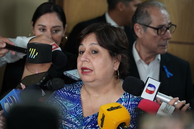 La senadora Esperanza Martínez (FG), refuta el argumento del cartismo sobre la independencia de los poderes del Estado para ser excluidos de la ley de la carrera civil.