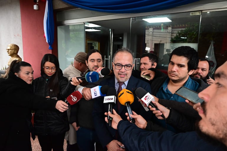 El abogado Jorge Rolón Luna y representantes de Opama, tras la presentación de la denuncia ante la Fiscalía.