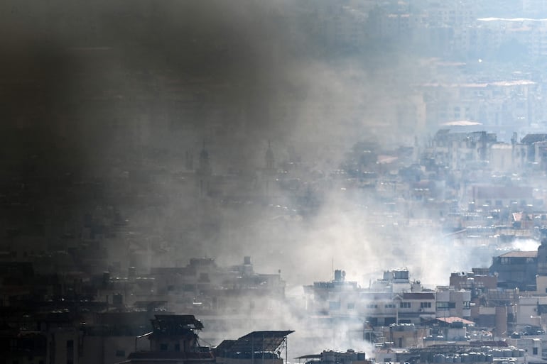 El humo se levanta sobre los escombros de edificios derrumbados por los bombardeos israelíes sobre Beirut.