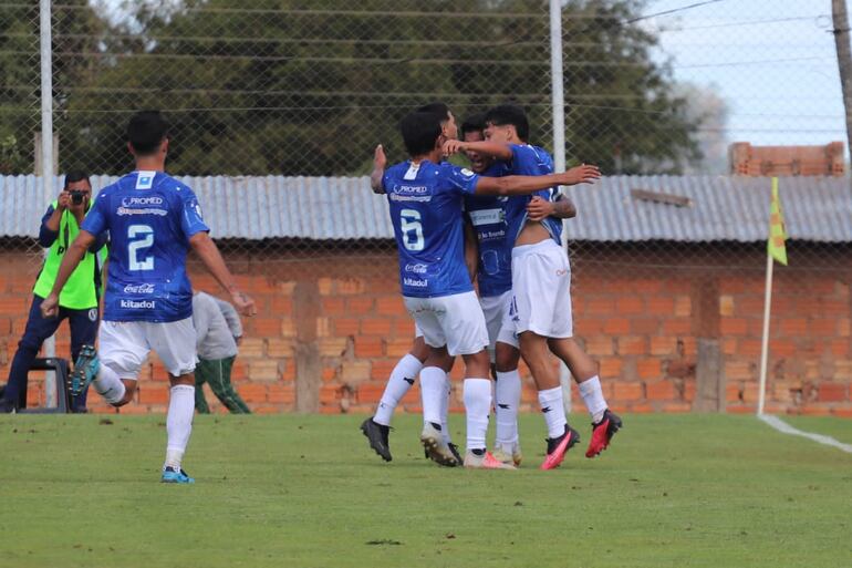 Los jugadores de Sol de América celebran un gol contra Pastoreo FC por la jornada 22 de la División Intermedia en el estadio Municipal de Campo 9, en la ciudad de Juan Eulogio Estigarribia.