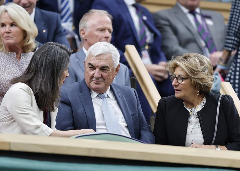 Los padres de Roger Federer, Robert y Lynette Federer, también estuvieron presentes en Wimbledon acompañando a su hijo en el homenaje que recibió este martes. (EFE/EPA/TOLGA AKMEN)
