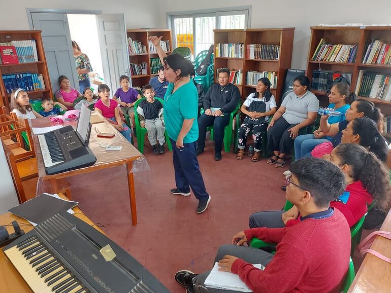 La soprano Cristina Vera-Díaz dirige un ensayo de la ópera Atyrá Retablo.