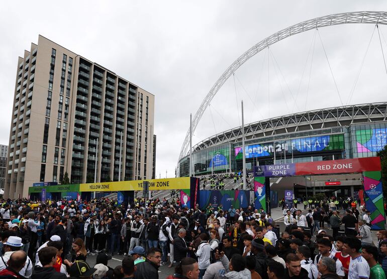 Los aficionados en los alrededores del estadio de Wembley antes de la final de la Champions League entre el Borussia Dortmund y el Real Madrid en Londres. 