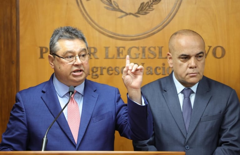 Gustavo Leite, flanqueado por Bachi Núñez, durante su conferencia de prensa de ayer.