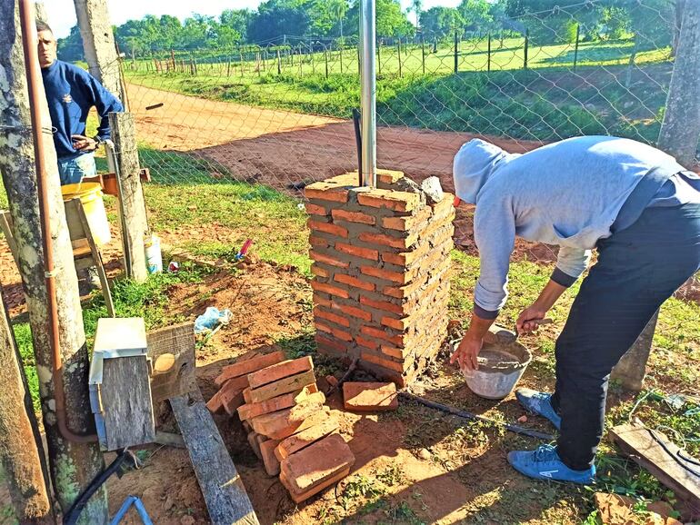 En la escuela Francisco Sánchez ante lo resuelto por la Junta Municipal, hoy el intendente envió un grupo de albañiles para terminar lo que la empresa no hizo