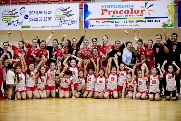 El Club Internacional sigue su dominio en la crema del hándbol femenino.