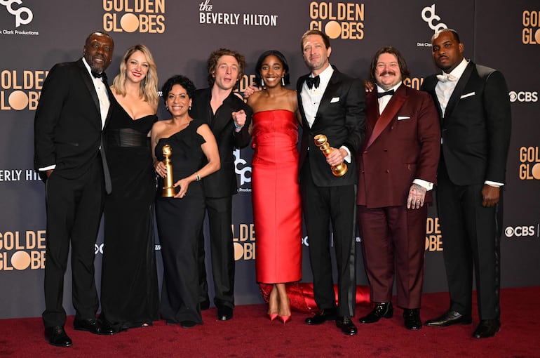  Edwin Lee Gibson, Abby Elliott, Liza Colon-Zayas, Jeremy Allen White, Ayo Edebiri, Ebon Moss-Bachrach, Matty Matheson y L-Boy, el elenco de "The Bear", que ganó el Globo de Oro a mejor serie de comedia.