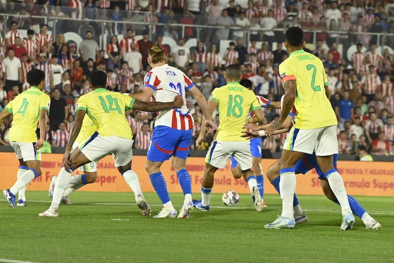 Diego Gómez, jugador de la selección de Paraguay, remata en la jugada que termina en el gol sobre Brasil por las Eliminatorias Sudamericanas 2026 en el estadio Defensores del Chaco, en Asunción.