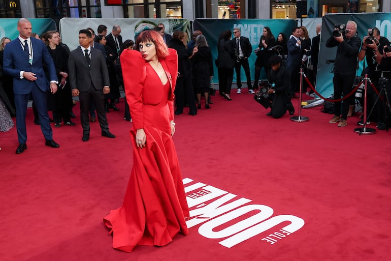 Lady Gaga luciendo un maxivestido rojo fuego de la firma francesa Celine en el estreno londinense de 'Joker: Folie a Deux'. (EFE/EPA/ANDY RAIN)
