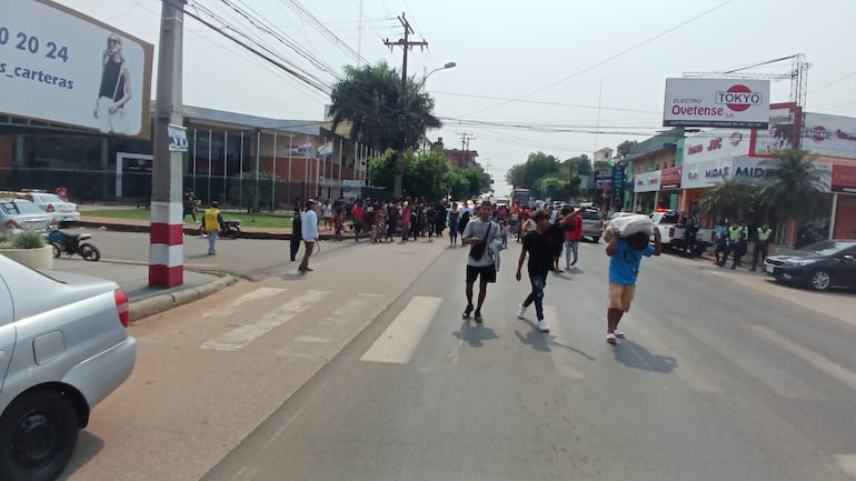 Los nativos apostados en la Ruta PY08, frente a la Gobernación de Caaguazú.