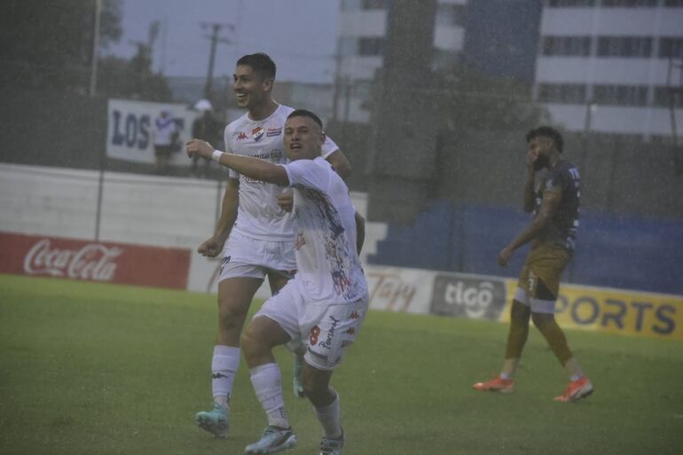 Facundo Velazco (Nacional) celebra su gol con Gustavo Aguilar, ante Ameliano.