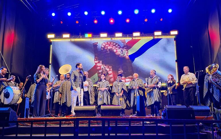 La Banda Santa Rosa fue la primera en actuar en el escenario montado para la Serenata a Encarnación, que comenzó minutos antes de las 20:00.