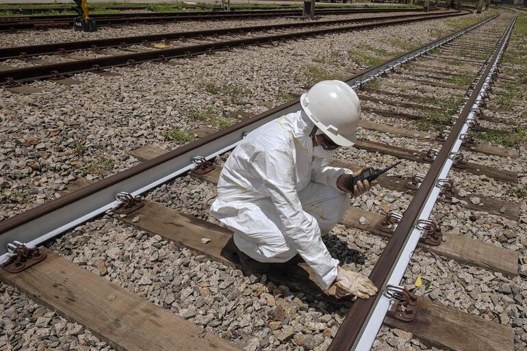 Un empleado de ViaMobilidade, una empresa que gestiona las líneas de metro y tren en el área metropolitana de São Paulo, mide la temperatura de las vías férreas en Osasco, estado de São Paulo, Brasil.