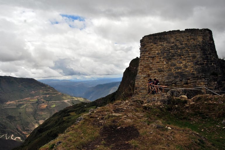 Tras más de un año cerrada por un derrumbe en uno de sus muros, la fortaleza prehispánica de Kuélap, en el departamento peruano de Amazonas, reabre sus puertas este sábado con la intención de reactivar el turismo y economía de la región, afirmó este miércoles en el acto de inauguración la presidenta de Perú, Dina Boluarte.