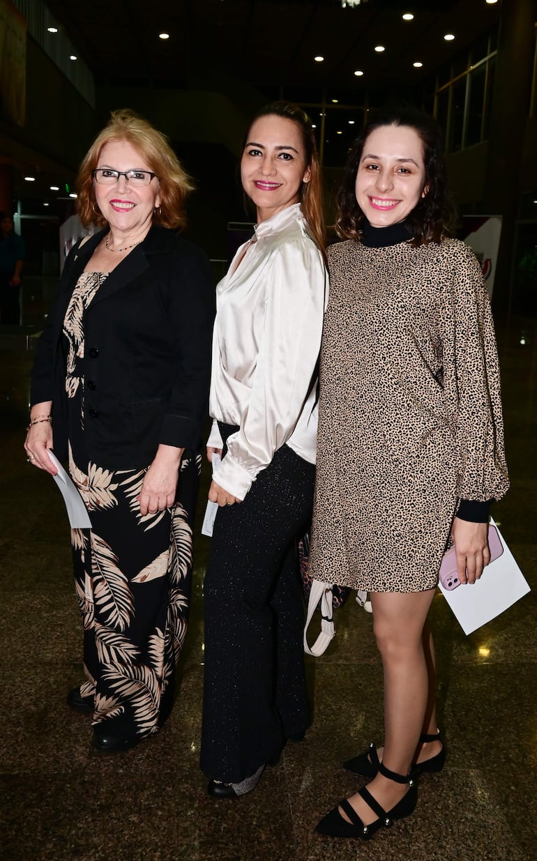 Elvira Alonso, Celsa Herbing y Adriana Ovelar.